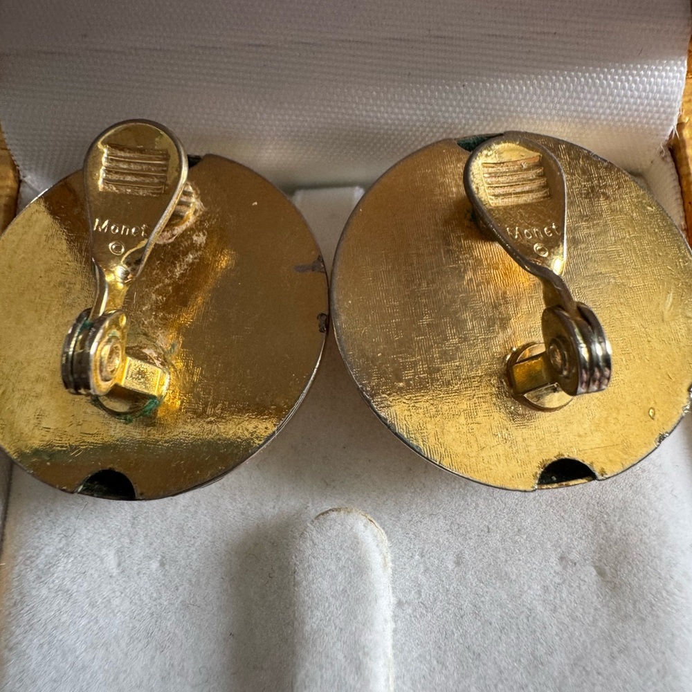 Monet vintage Gold Hammered Dome clip on Earrings. - Picture 5 of 6